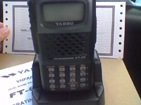 Yaesu FT 60R, bi banda con Cargador de Escritorio